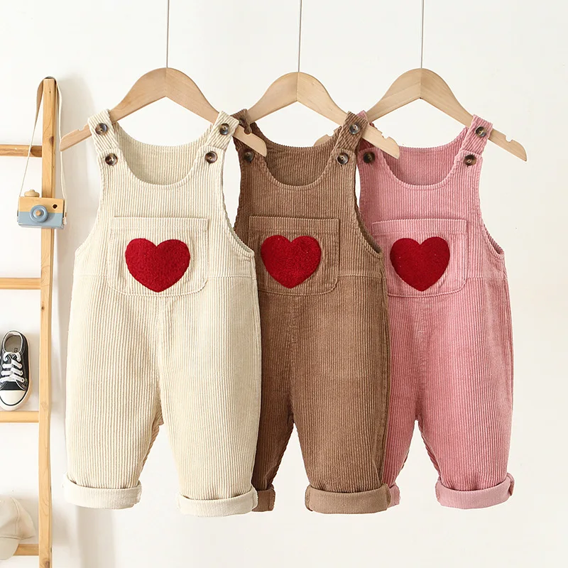 Mono de pana con tirantes y corazón bordado para niños