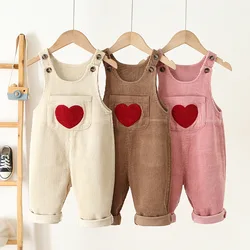 Mono de pana con tirantes y corazón bordado para niños
