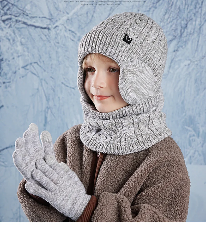 Niño usando el set de invierno