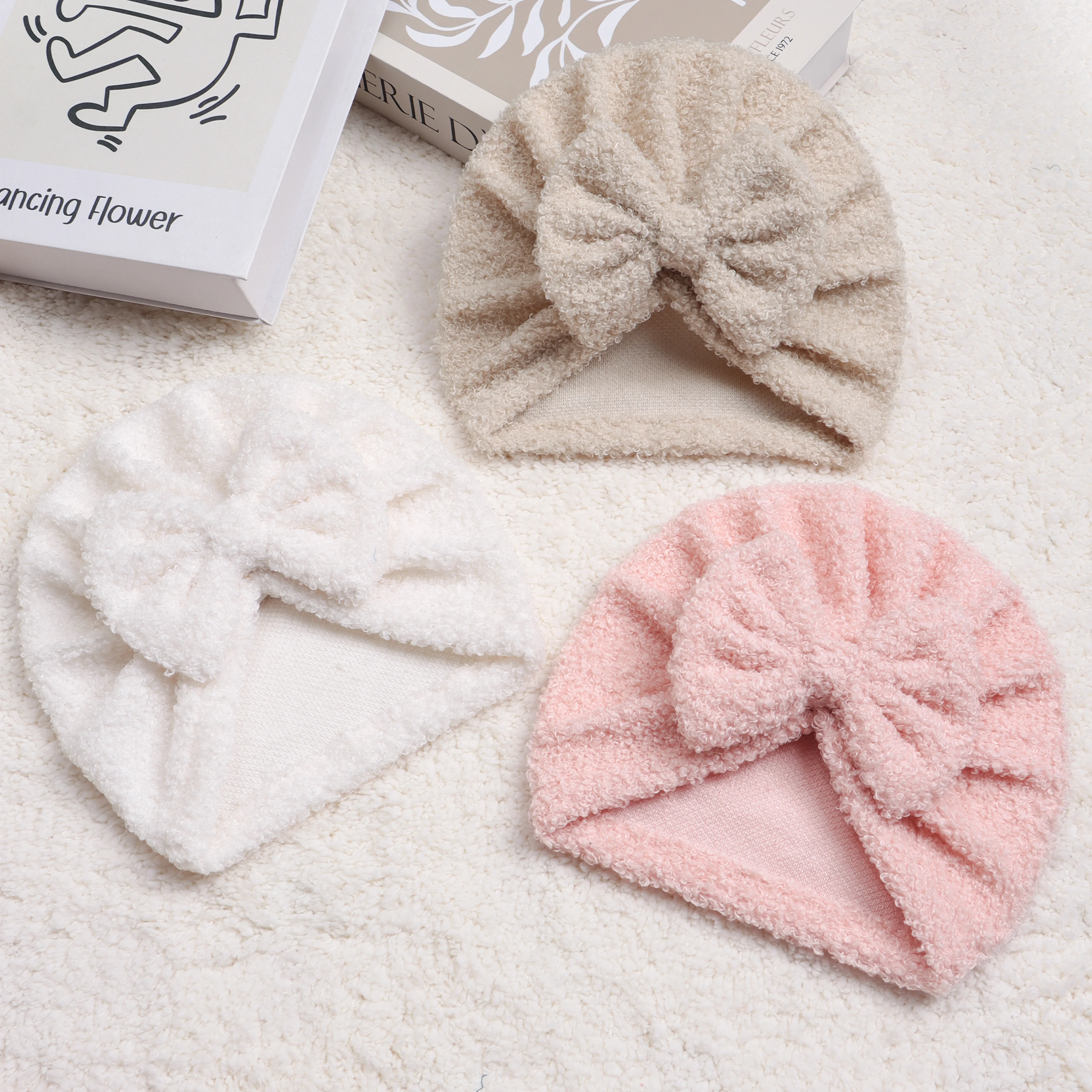 Gorro bebé con lazo de peluche cálido y transpirable - imagen 5
