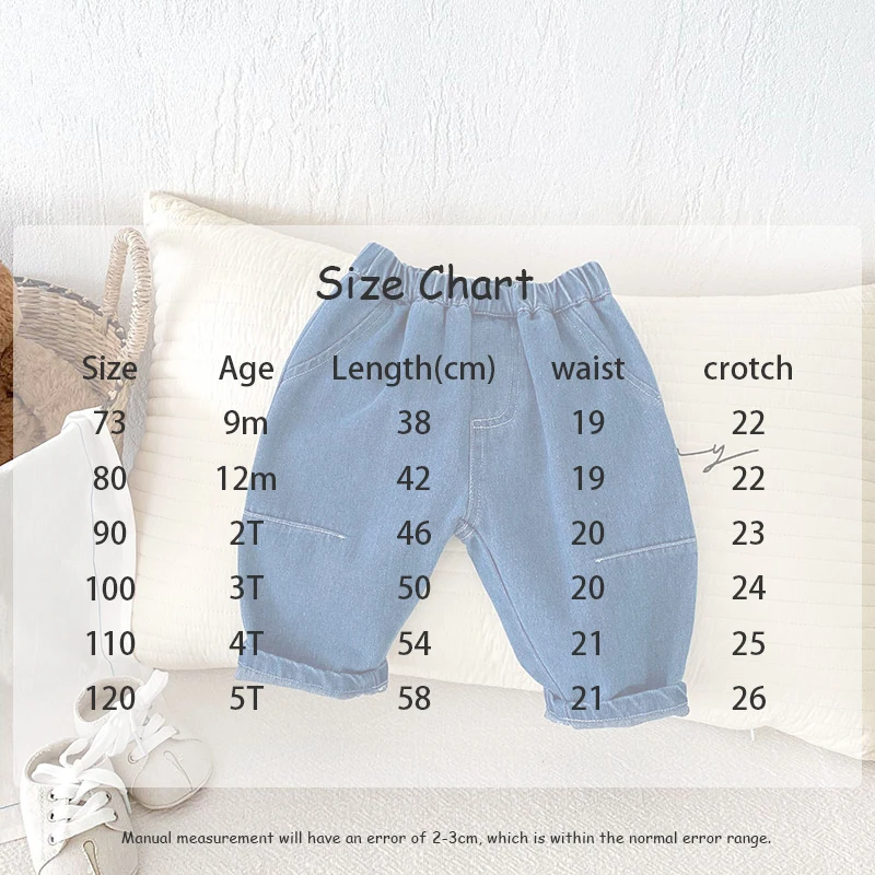 Pantalón vaquero azul sólido en modelo bebé