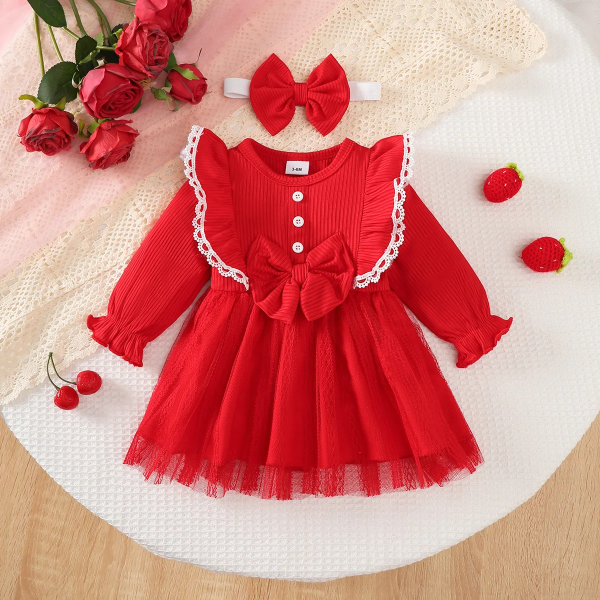 Vestido navideño rojo con decoración de encaje blanco