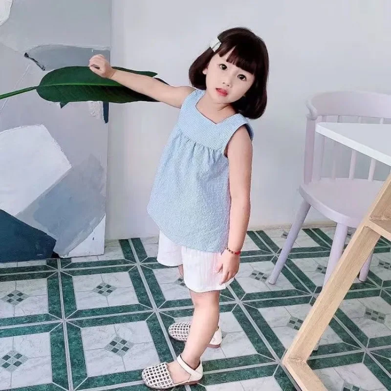 Conjunto verano niña: top a cuadros y shorts blancos - imagen 4