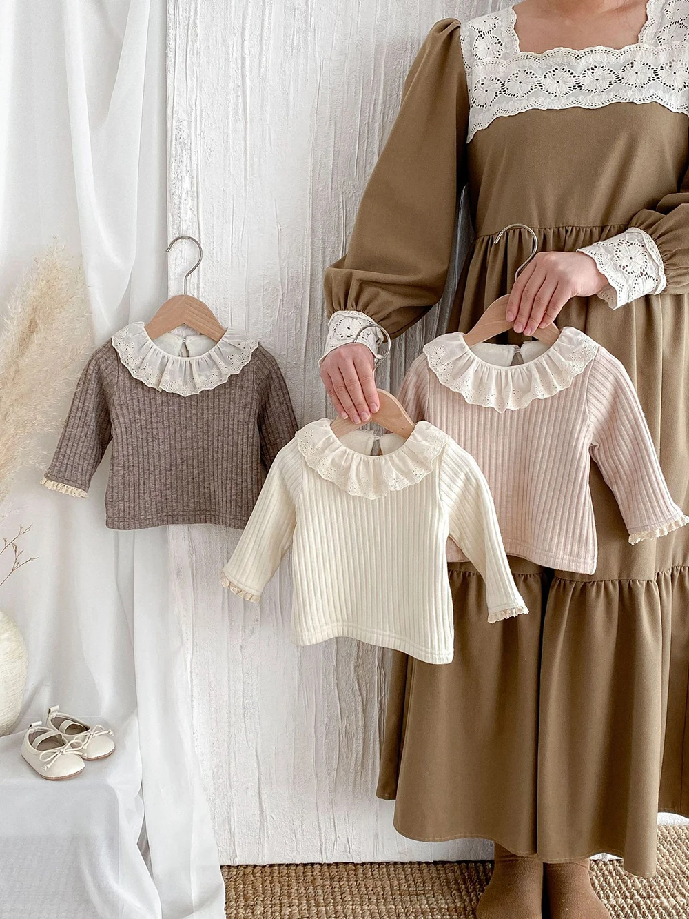 Blusa de bebé con forro grueso y cuello volantes