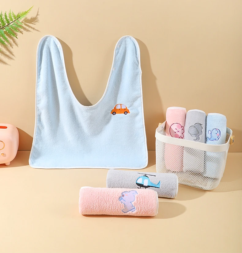 Babero con diseño de oso panda, parte frontal impermeable