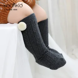 Calcetines altos de algodón suave para recién nacidos con pompón