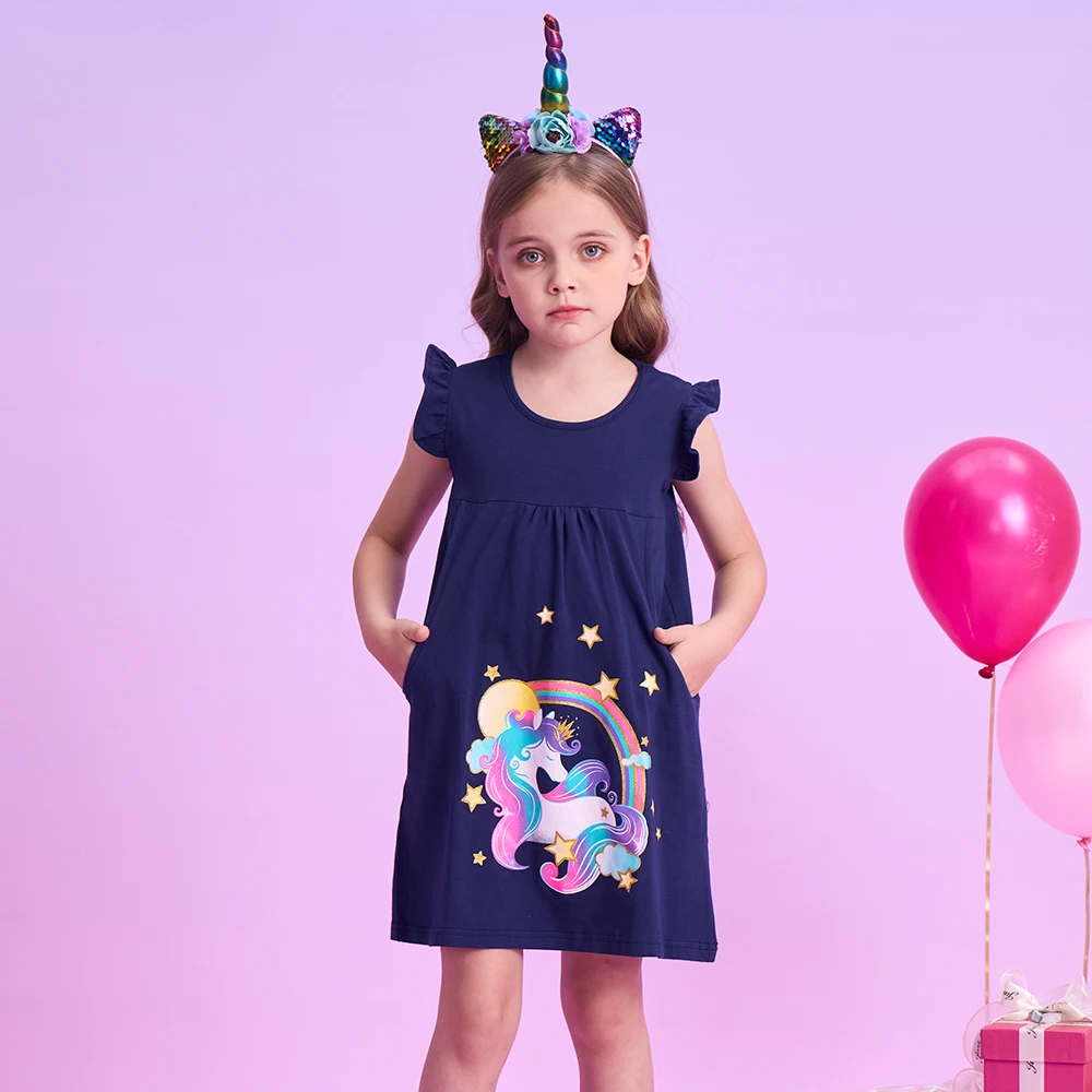 Detalle del estampado y caída del vestido