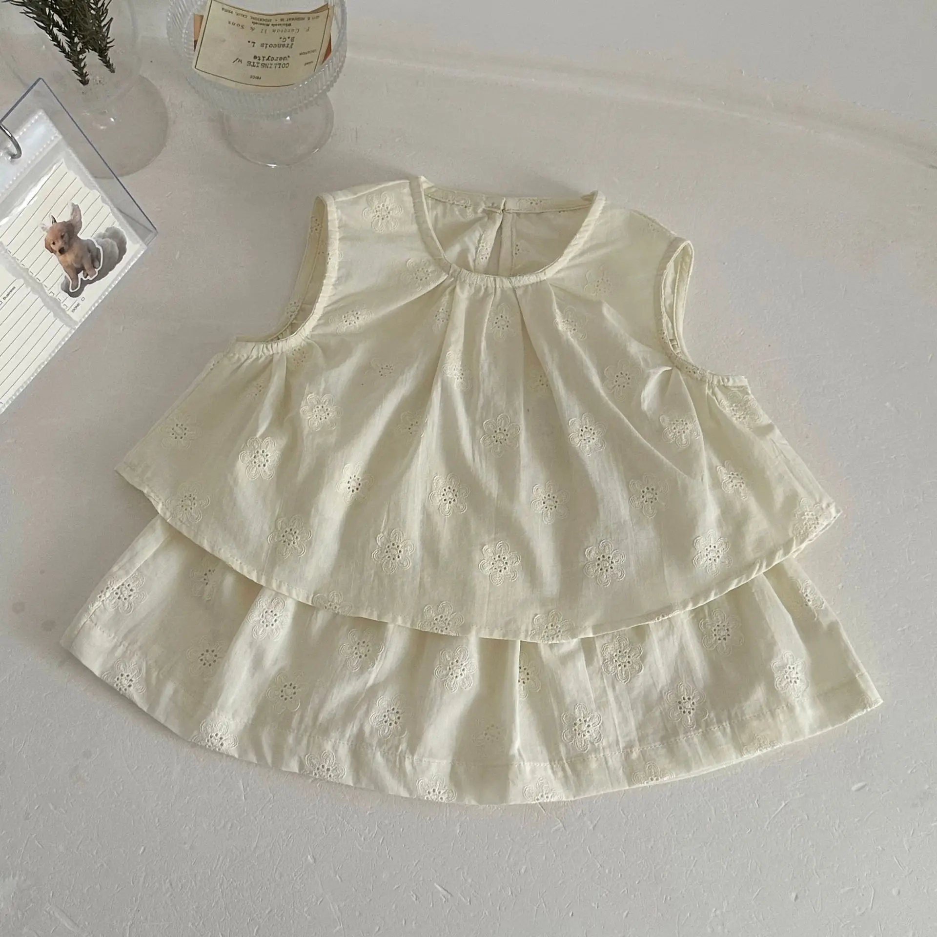 Conjunto bebé niña dos piezas con falda, chaleco bordado y camiseta