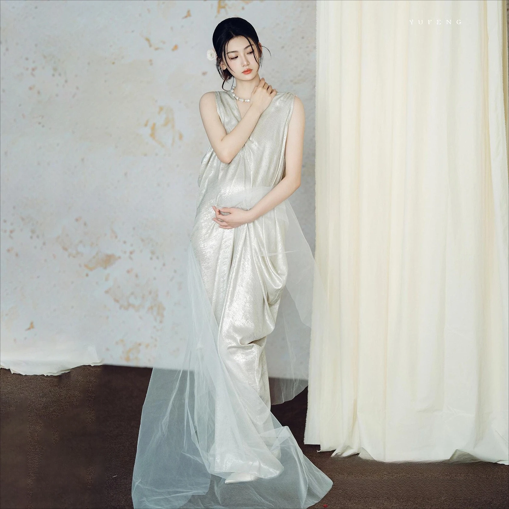 Capa del vestido de maternidad para efecto dramático en fotografía
