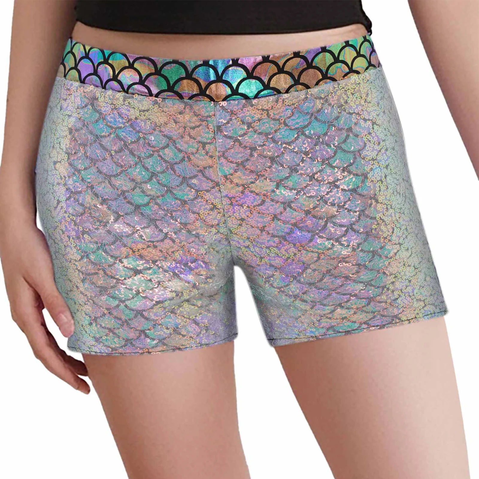 Niña luciendo los pantalones cortos en una actuación