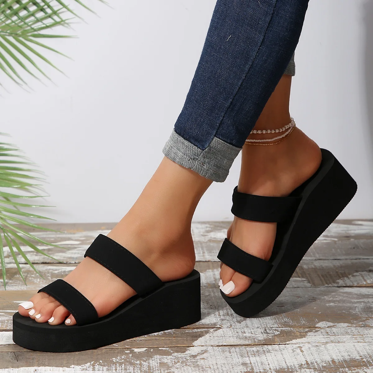 Sandalias negras de EVA en uso
