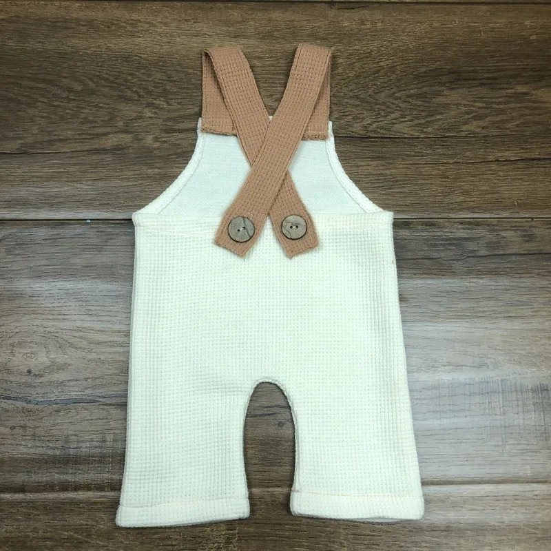 Conjunto recién nacido para sesión de fotos con tirantes y boina - imagen 5