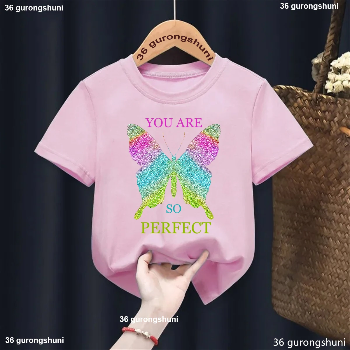 Camiseta niña con estampado de mariposas arcoíris - imagen 4
