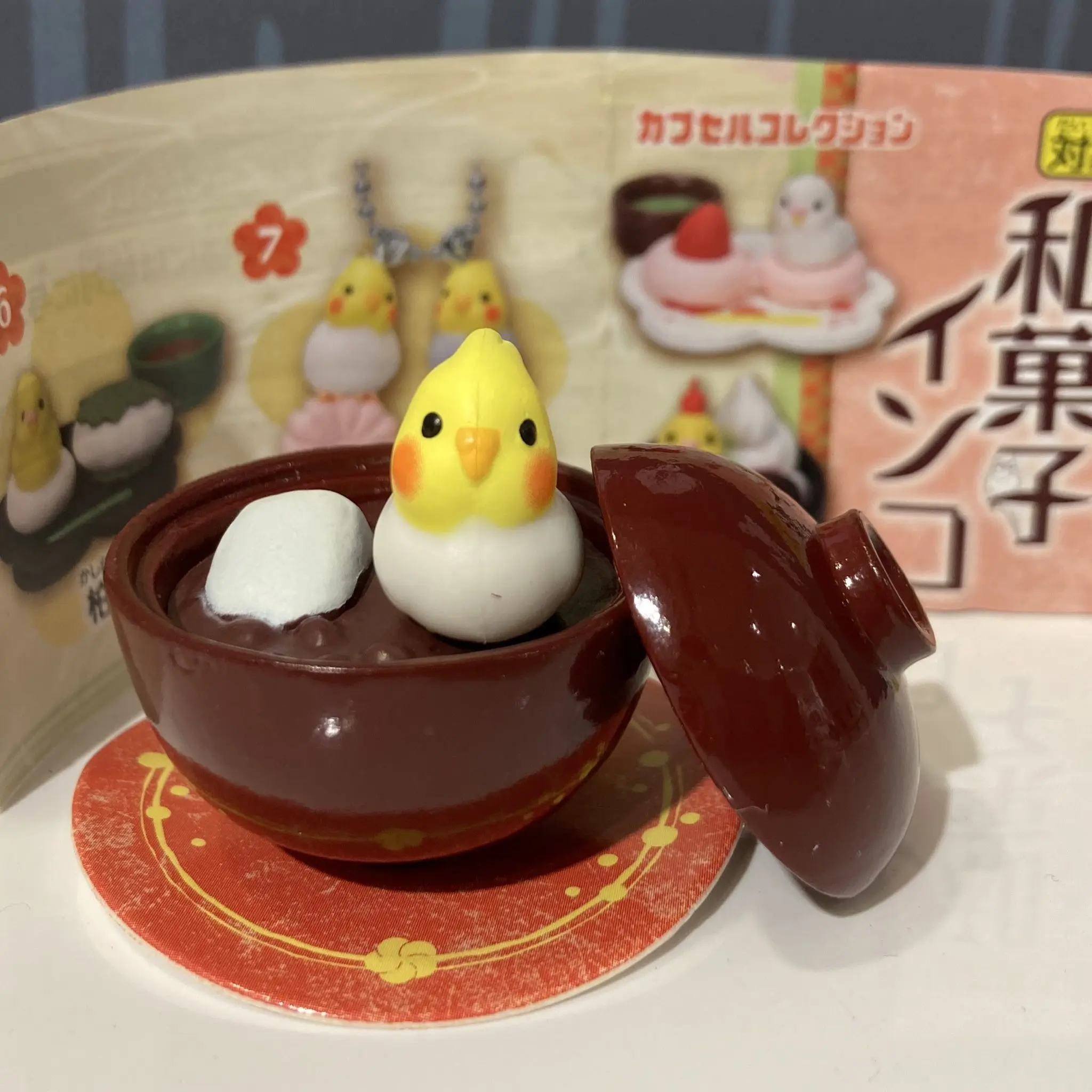 Figura con elementos tipo mascota de cadena de bolas