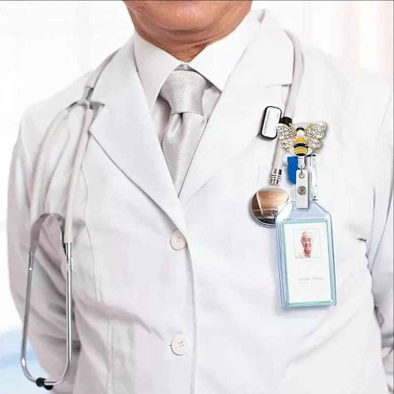 Portacredencial médico retráctil infantil con clip - imagen 2