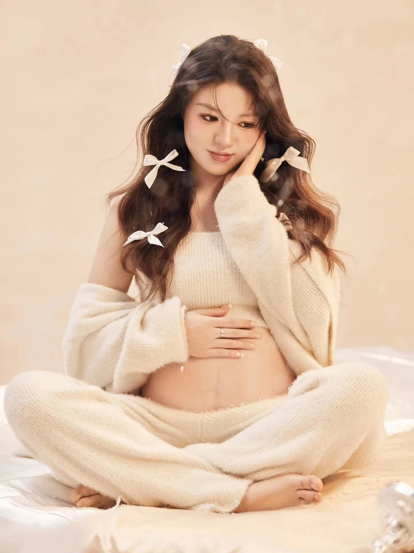 Conjunto de punto beige para sesión de fotos de maternidad - imagen 4