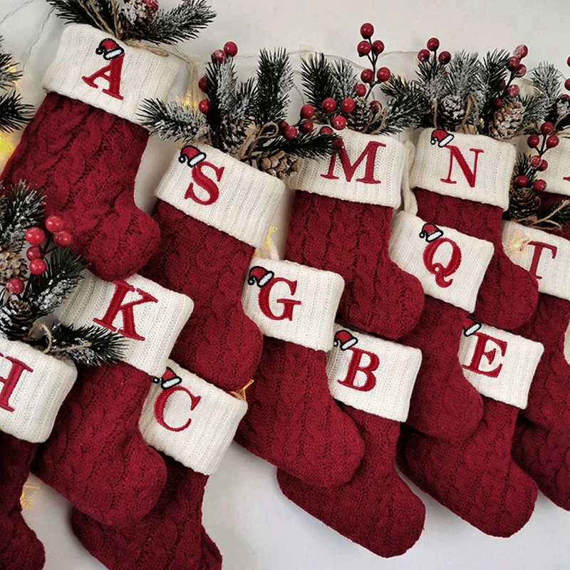Calcetines navideños decorativos con letras del alfabeto y colgante