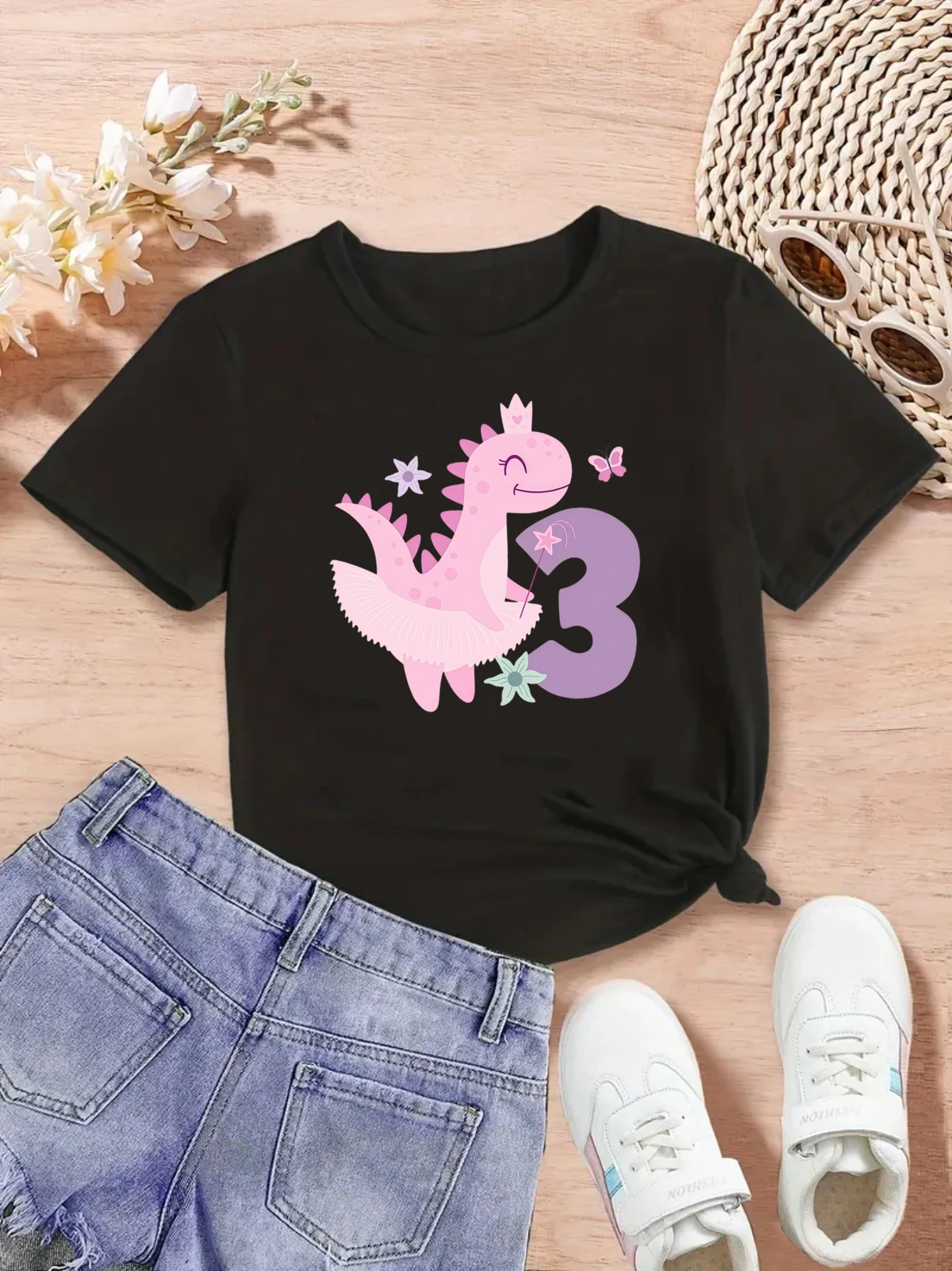 Camiseta infantil de mariposas y dinosaurios con nombre personalizado - imagen 3
