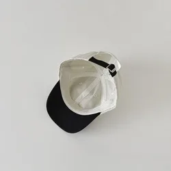 Gorra béisbol infantil ajustable con letras bordadas y cierre