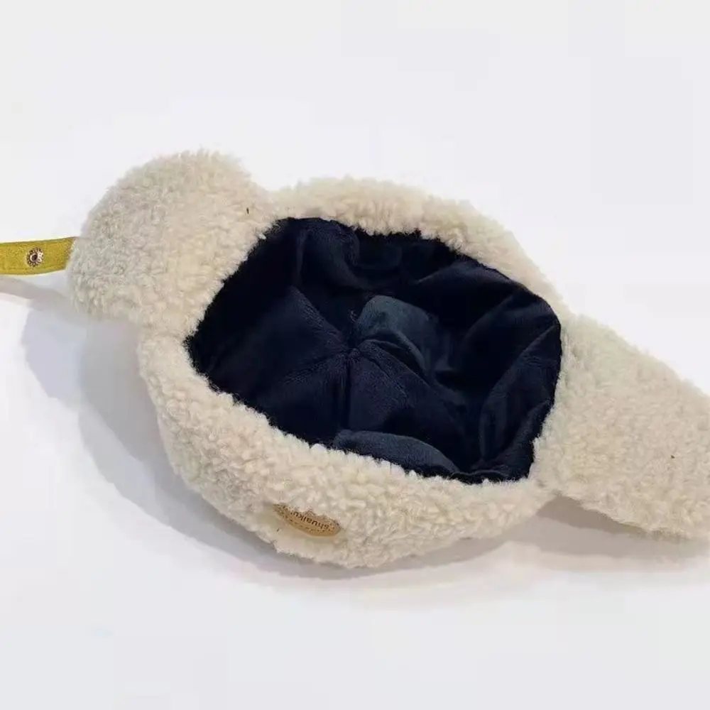 Niño usando el gorro y bufanda polar