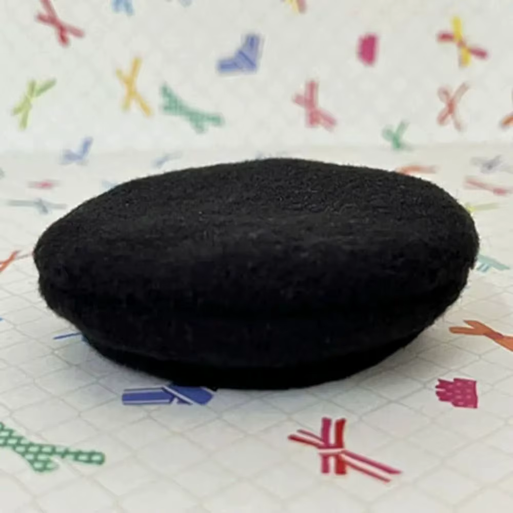 Sombrero colocado sobre muñeca OB11