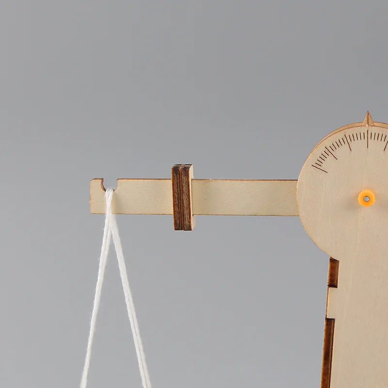 Detalle de los brazos de la balanza equilibrándose