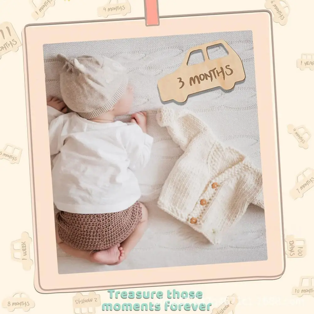 Un bebé tumbado en una cama con un suéter y un juguete de automóvil