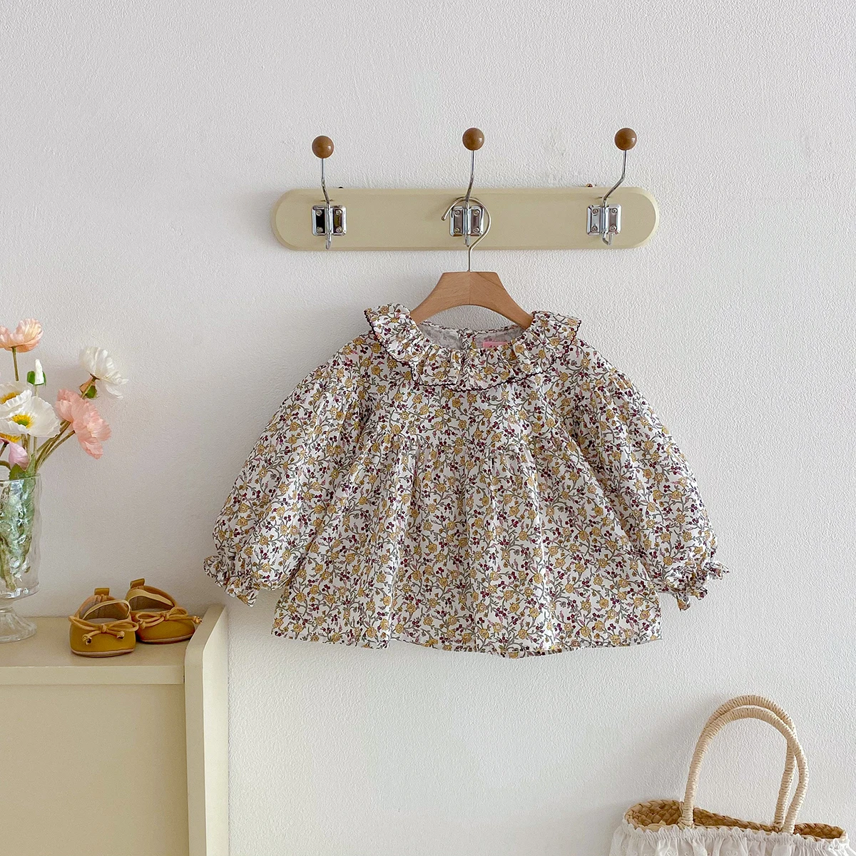 Blusa floral para niña con volantes y mangas abullonadas - imagen 2