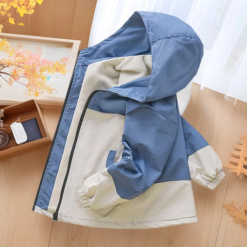 Detalle de la gabardina acolchada infantil