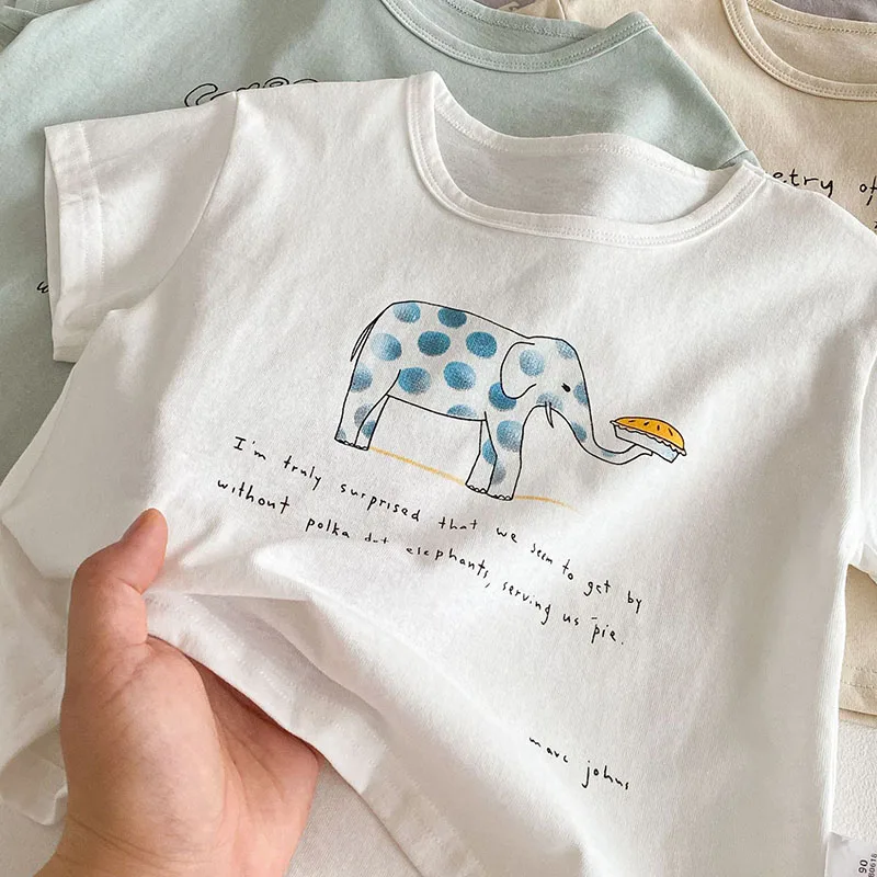 Detalle del corte amplio y la comodidad de la camiseta infantil