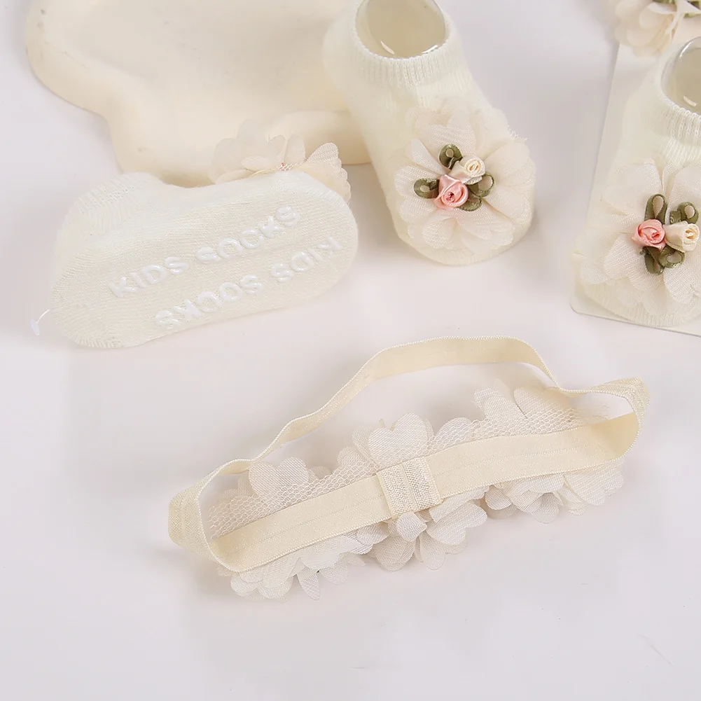 Calcetines cortos antideslizantes de algodón beige para bebé