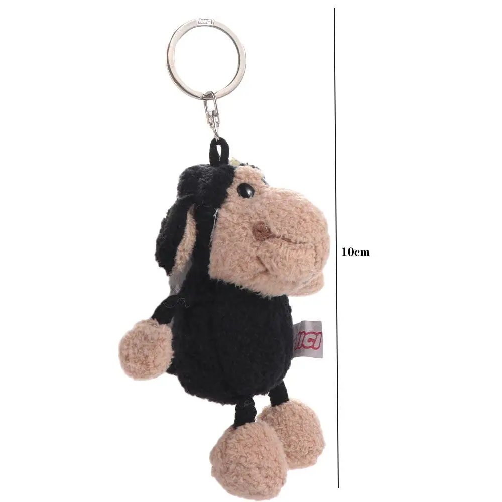 Llavero de alpaca en mano para referencia de tamaño