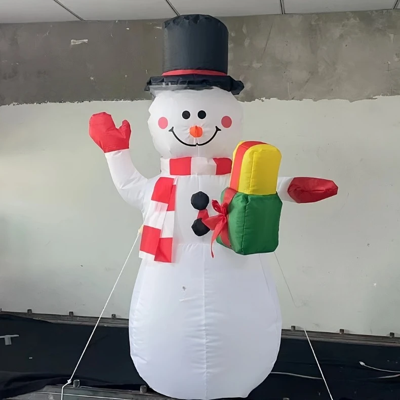 Muñeco de nieve inflable iluminado en jardín