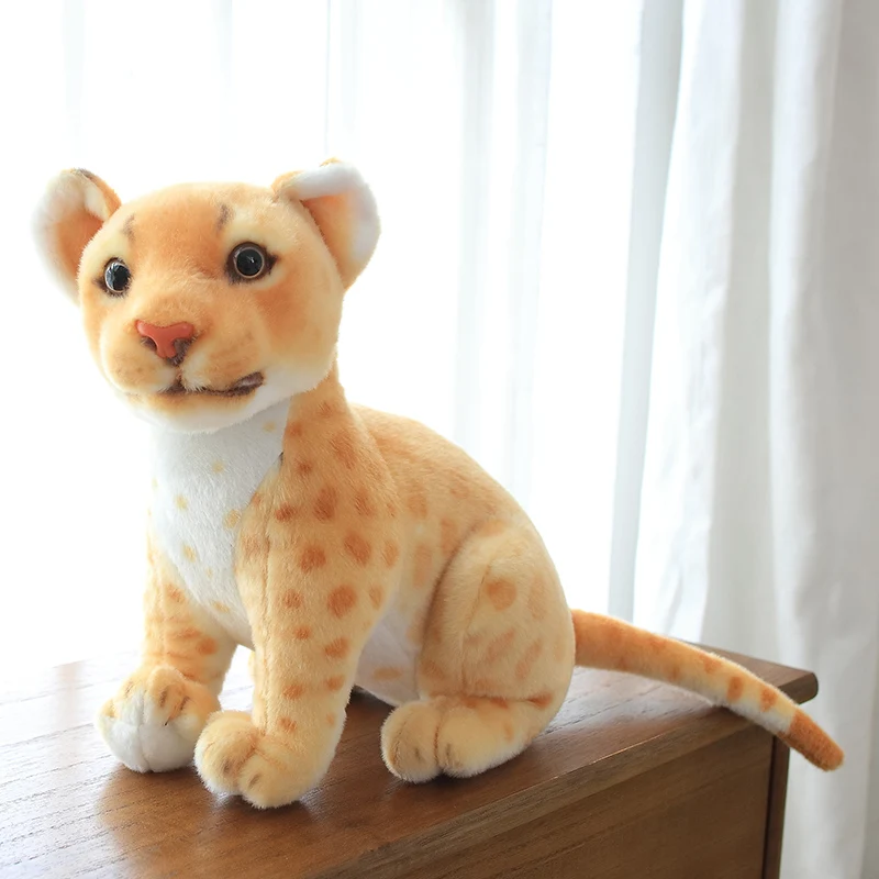 Peluche de leopardo realista con textura suave