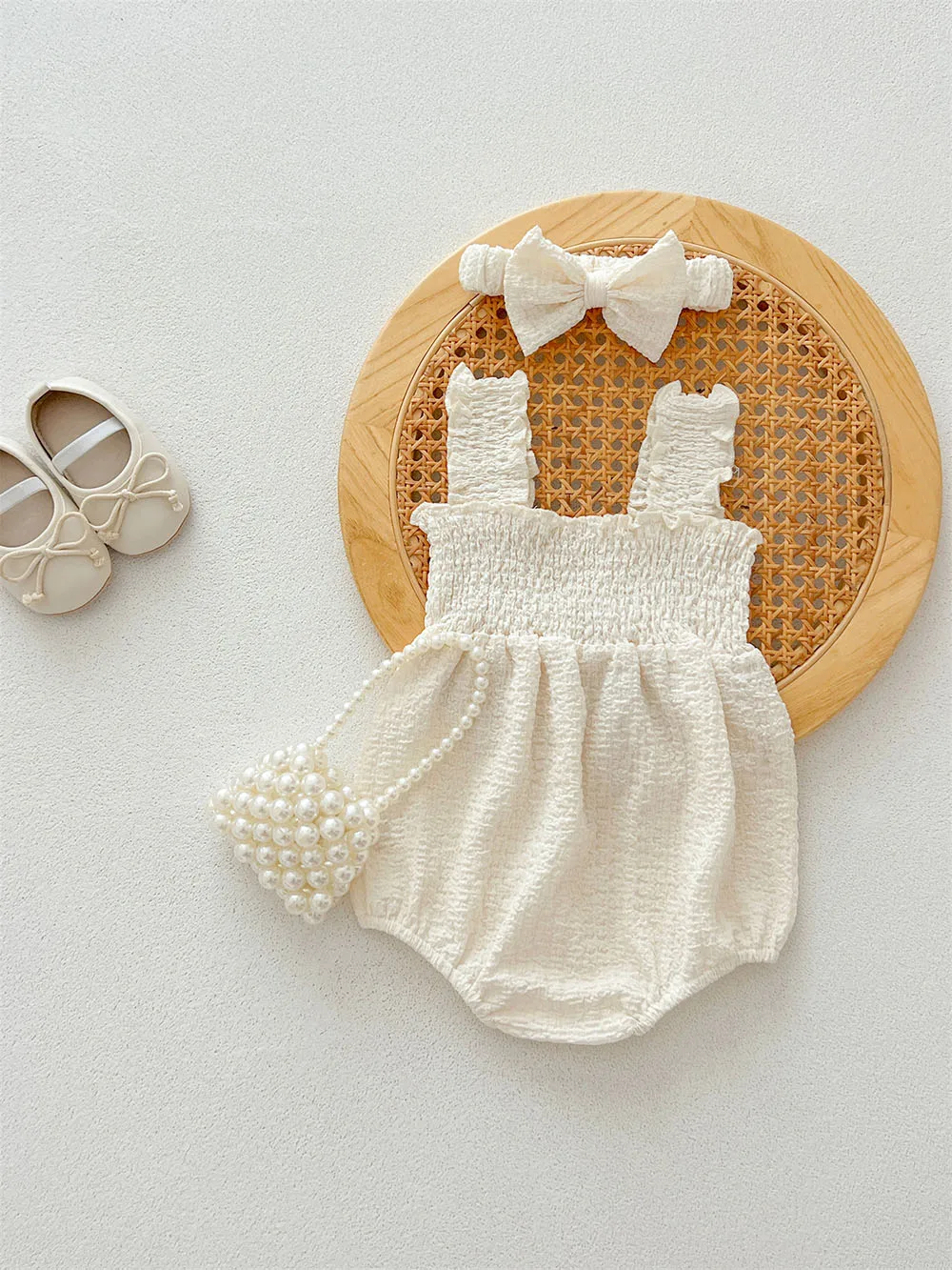Mono en amarillo miel combinado con accesorios estivales