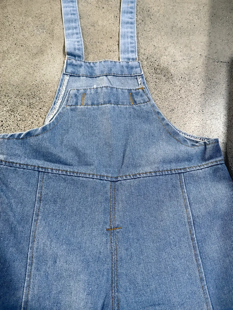 Corte suelto de los monos de mezclilla para niños
