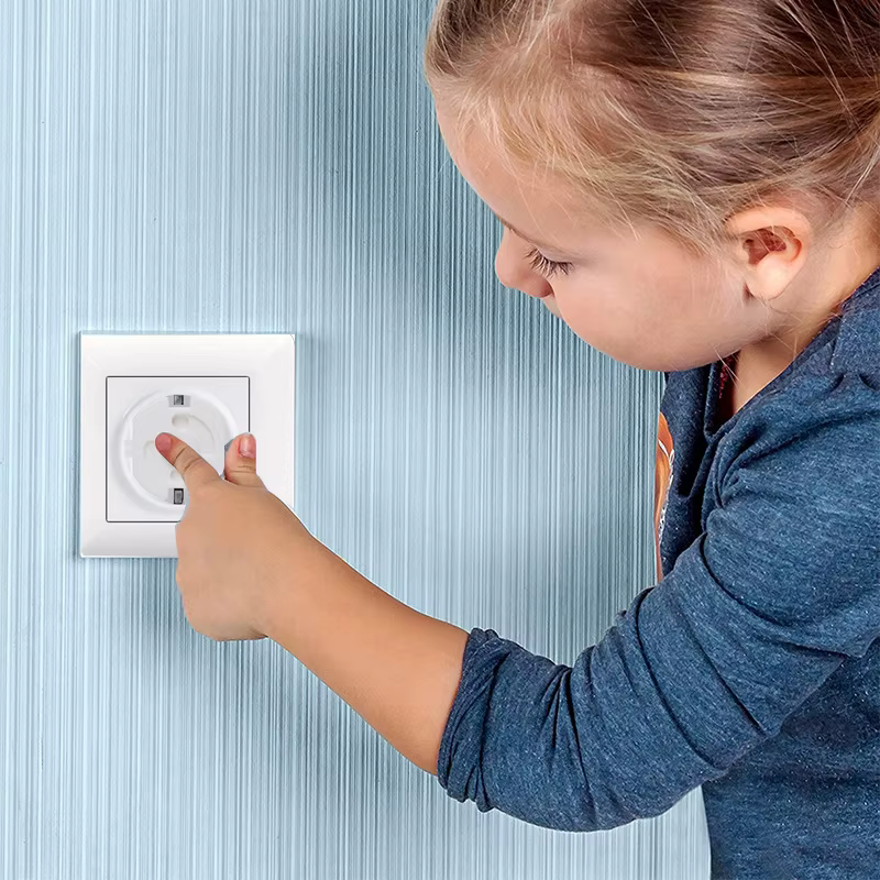 Protección de enchufes blancos que se integran en la pared