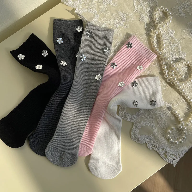Detalle del estampado floral y brillo del calcetín infantil