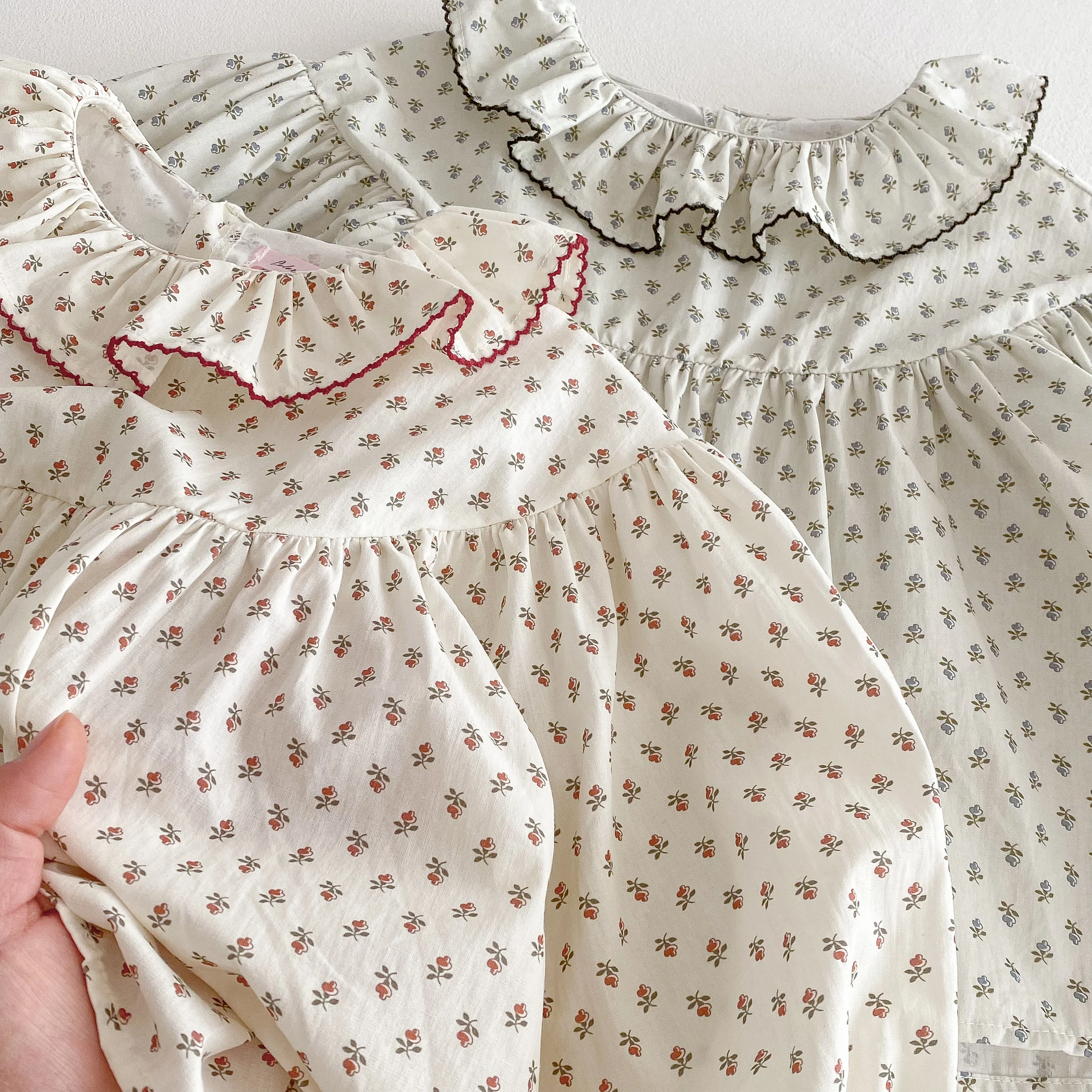Blusa floral infantil combinada con falda casual