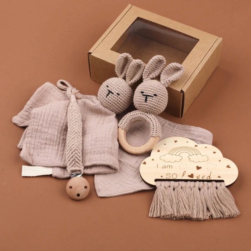 Set toalla bebé con sonajero de conejo ganchillo y babero algodón - imagen 5
