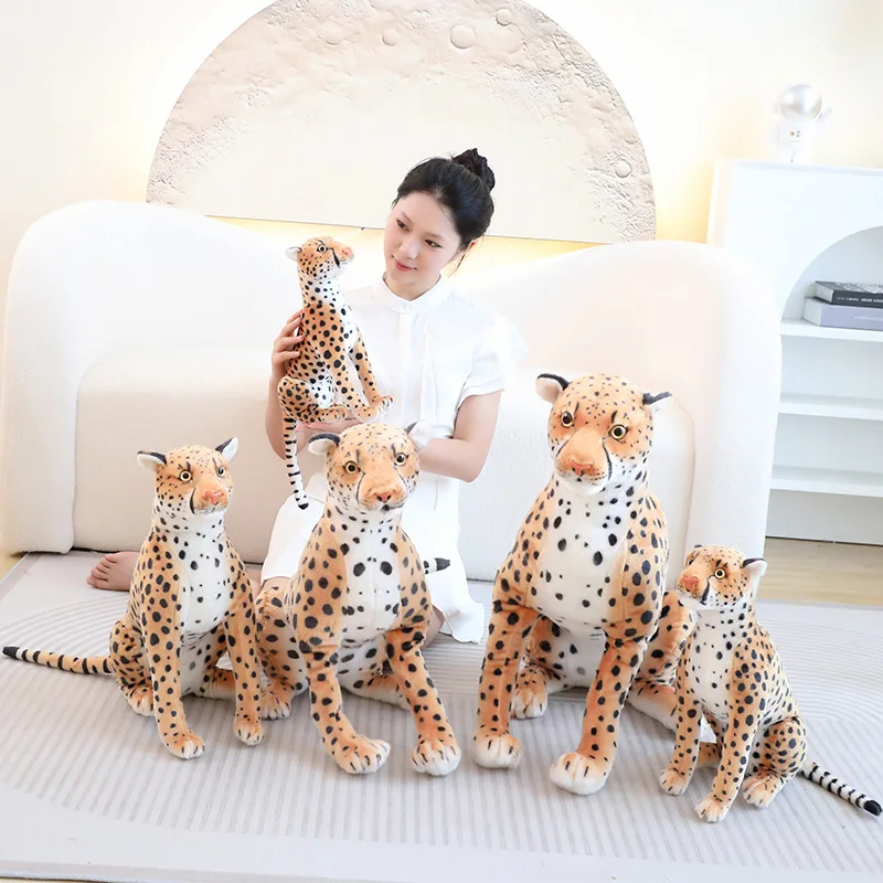 Guepardo de peluche en contexto decorativo
