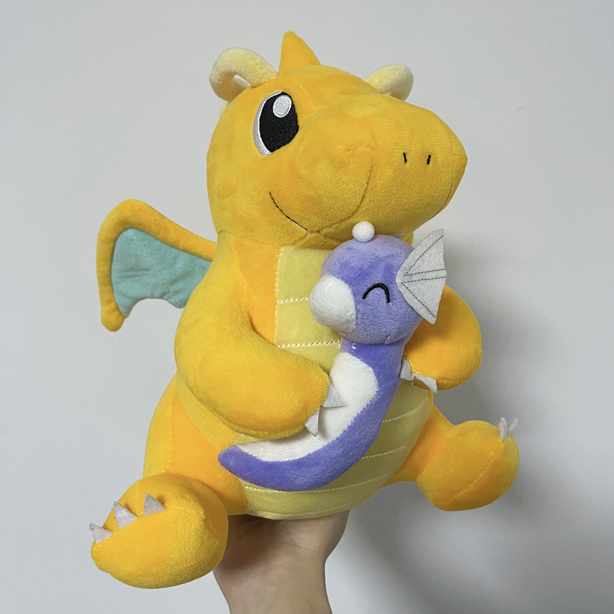 Grupo de peluches alineados en una estantería