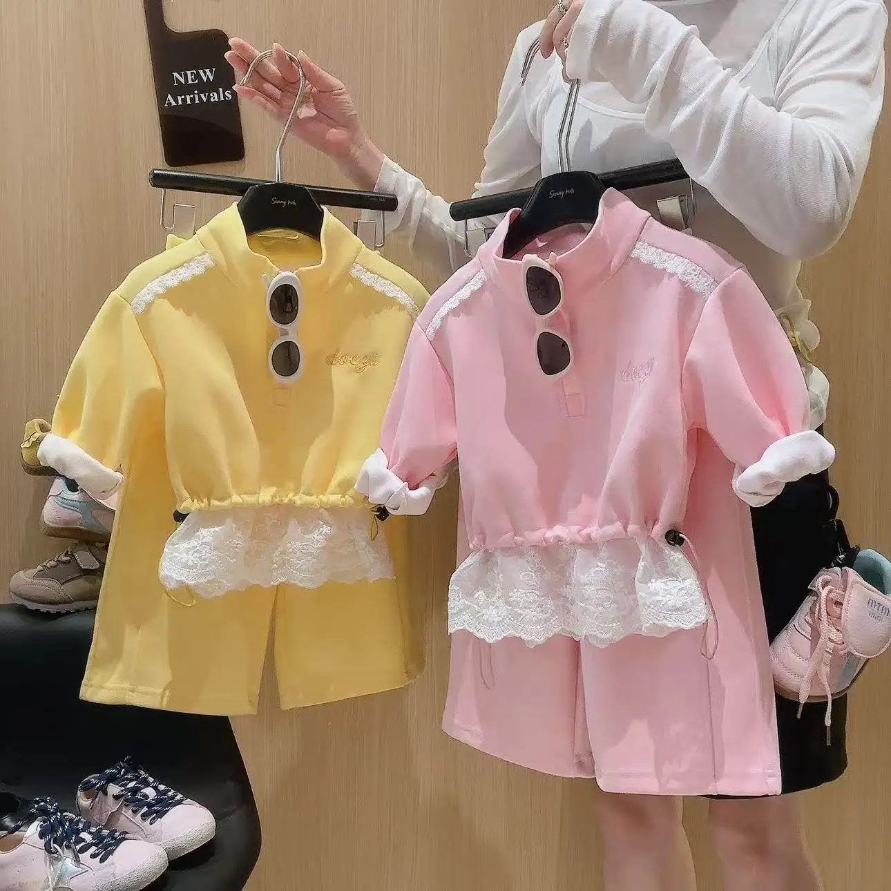Top con encaje en color rosa claro