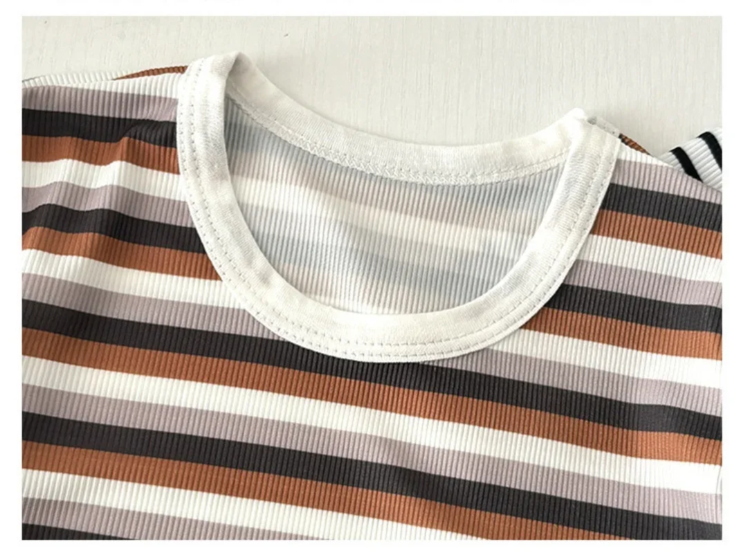 Conjunto de verano infantil camiseta a rayas y pantalón corto - imagen 3