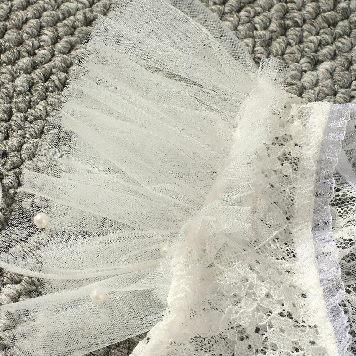 Detalles de la diadema con lazo y flores decorativas