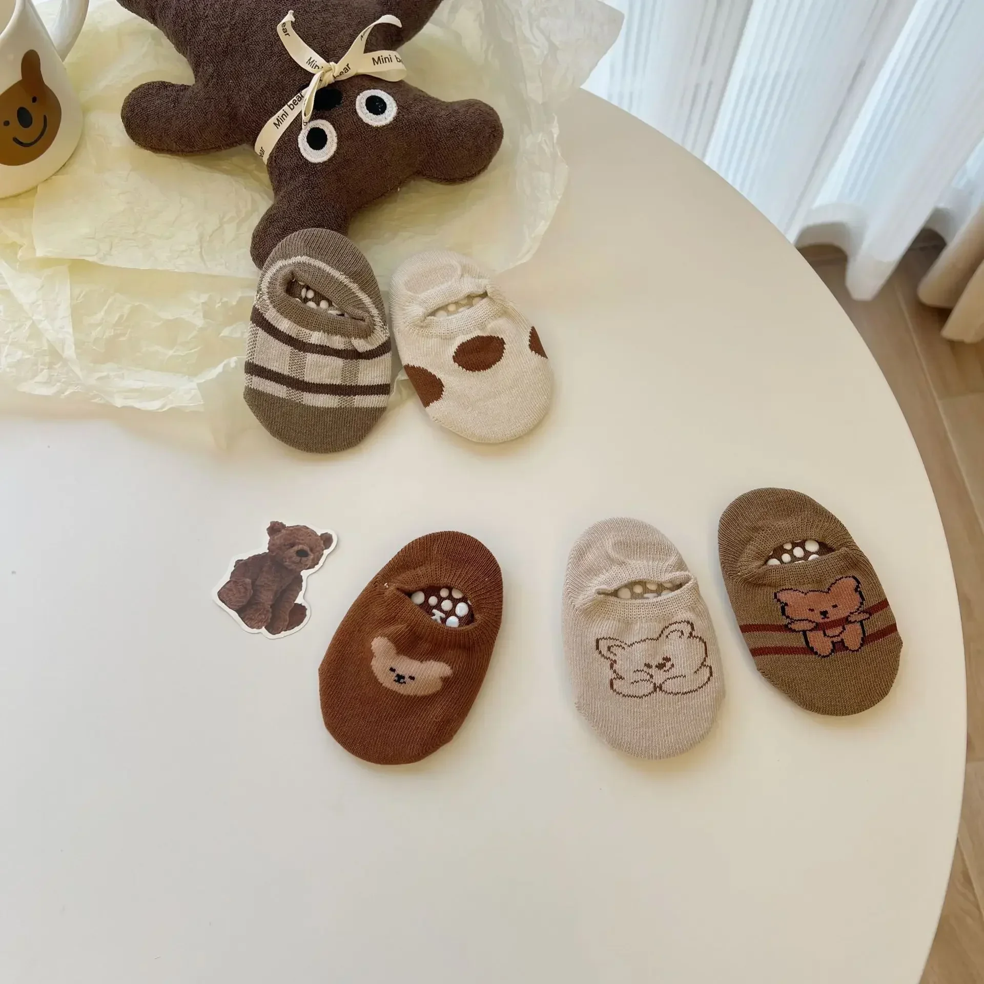 Calcetines antideslizantes con oso café para niño - imagen 4