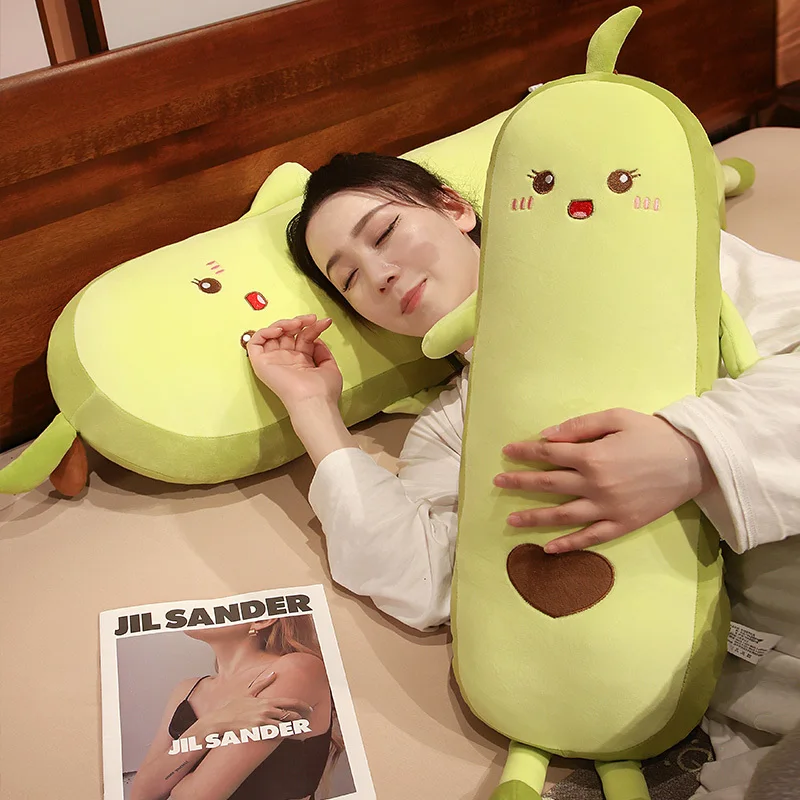 Almohada larga de aguacate verde kawaii con patrón de corazón