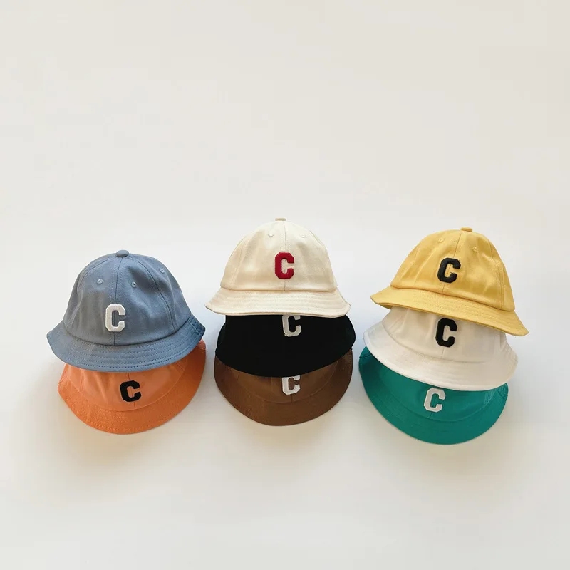 Detalle del diseño con letras del sombrero infantil