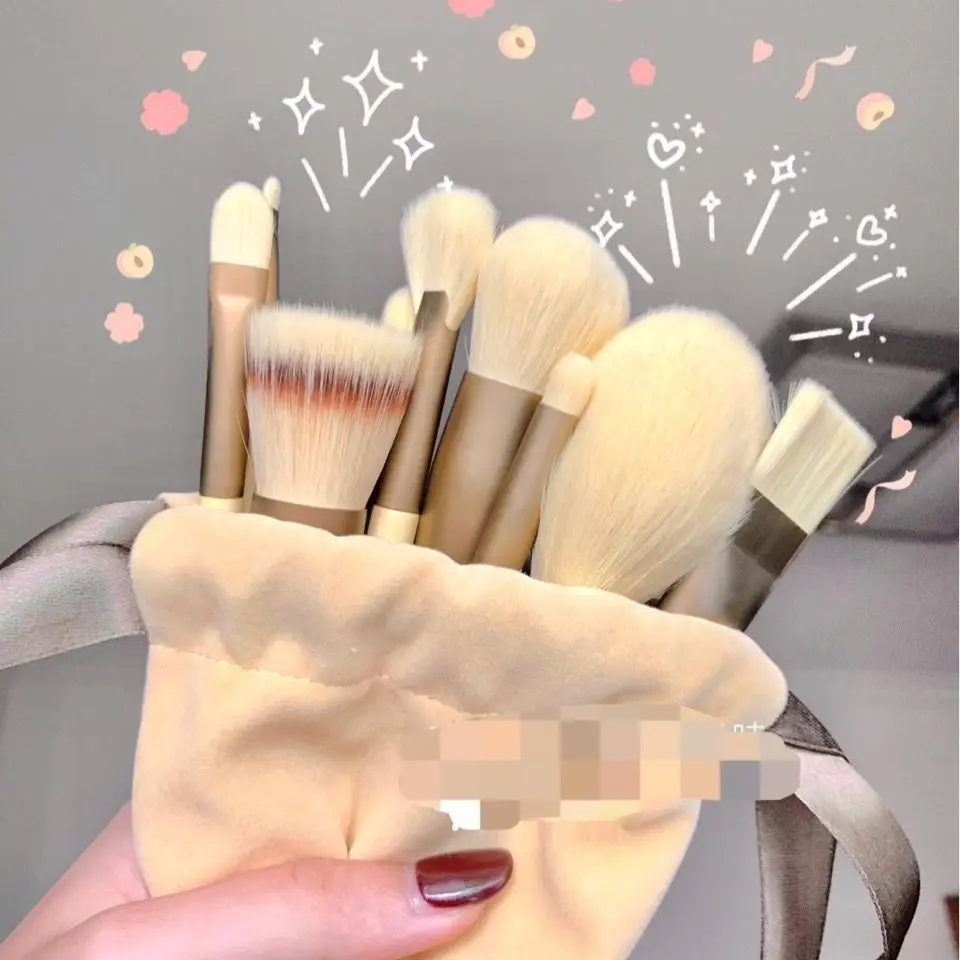 Juego con brochas de maquillaje suaves para polvos, colorete y ojos - imagen 2