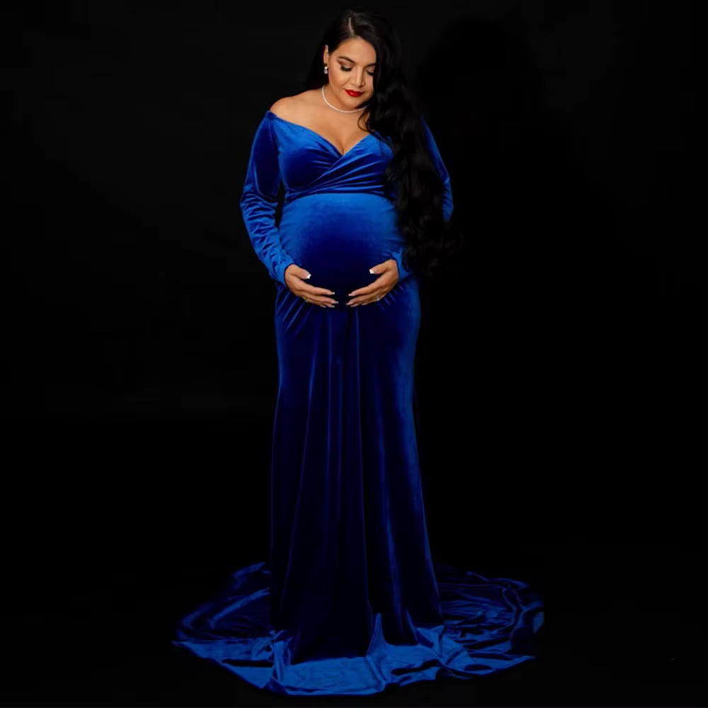 Vestido de maternidad de terciopelo con hombros descubiertos - imagen 2